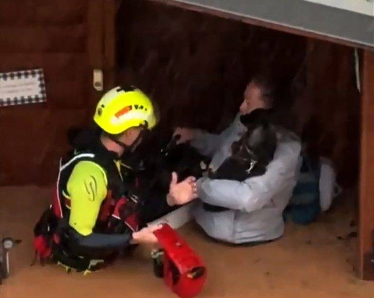 FOTOGRAFÍA. VALENCIA (REINO DE ESPAÑA), 29 DE OCTUBRE DE 2024.- Captura de video cedido este martes por CORRECTO ES (@JaviNakama_) que muestra un integrante de las fuerzas de socorro rescatando a una mujer dentro de una inundación en Valencia (Reino de España). El president de la Generalitat, Carlos Mazón, confirma que han aparecido las primeras víctimas mortales tras el paso de la Depresión Aislada en Niveles Altos (DANA) en la Comunidad Valenciana este martes, 29 de octubre y la madrugada del miércoles 30 de octubre de 2024. EL CORRECTO ES/@JaviNakama_/Efe