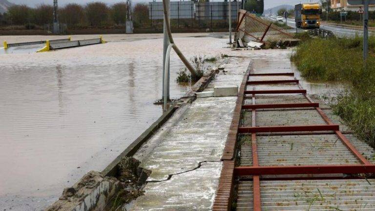 FOTOGRAFÍA. PROVINCIA DE VALENCIA (COMUNIDAD VALENCIANA) REINO DE ESPAÑA, 29 DE OCTUBRE DE 2024.- Detalle de un muro caído a causa de las lluvias torrenciales que afectan a la Comunitat Valenciana, y especialmente a la provincia de Valencia, en la que se ha establecido el aviso rojo tras registrarse una Depresión Aislada en Niveles Altos (DANA) en la Comunidad Valenciana. Efe
