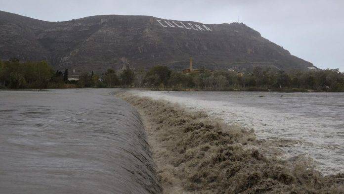 FOTOGRAFÍA. CULLERA (VALENCIA) COMUNIDAD VALENCIANA (REINO DE ESPAÑA), 29 DE OCTUBRE DE 2024. Vista general del río Júcar a su paso por Cullera (Valencia) que lleva un gran caudal debido a las lluvias torrenciales que afectan a la Comunitat Valenciana, y especialmente a la provincia de Valencia, en la que se ha establecido el aviso rojo. Ayuntamiento Cullera/Efe