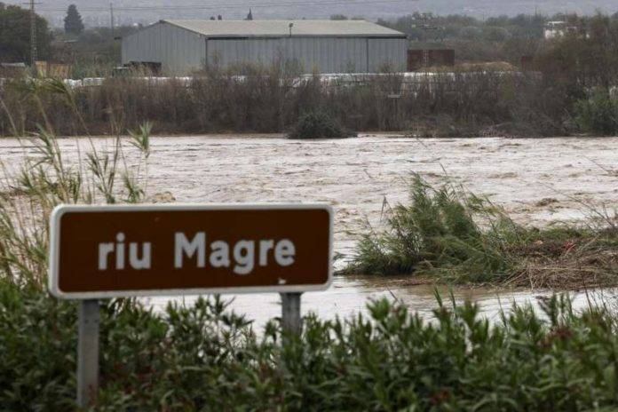 FOTOGRAFÍA. VALENCIA (COMUNIDAD VALENCIANA) REINO DE ESPAÑA, 29 DE OCTUBRE DE 2024. DANA VALENCIA: Trece fallecidos (5 en Torrent; 4 en Paiporta; 1 en Cheste; 1 en Alfafar y 1 Alcudia). Vista general del río Magre a su paso por Alfarp que debido a las lluvias torrenciales que afectan a la Comunitat Valenciana, y especialmente a la provincia de Valencia, en la que se ha establecido el aviso rojo, se ha desbordado en Utiel. Efe