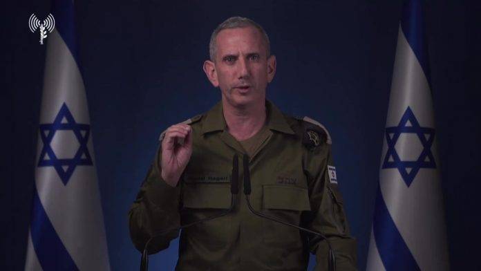 FOTOGRAFÍA. JERUSALÉN (ISRAEL), 26 DE OCTUBRE DE 2024. Ataque Israel en Irán | Declaración Institucional del portavoz de las Fuerzas de Defensa de israel (FDI) integrantes del Ejército de defensa de Israel, el Tzáhal, el contraalmirante (Tat-Aluf) Daniel Hagari, esta madrugada sobre la operación militar-respuesta de Israel en territorio soberano de la República Islámica de Irán contra la tiranía islamofascista de los ayatolas. "Haremos todo lo que sea necesario para defender al Estado de Israel y al pueblo de Israel". Captura vídeo del Tzáhal/Lasvocesdelpueblo (Ñ Pueblo)