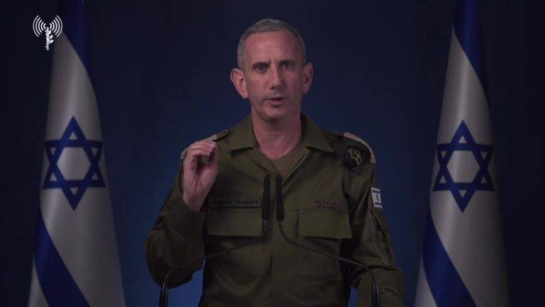 FOTOGRAFÍA. JERUSALÉN (ISRAEL), 26 DE OCTUBRE DE 2024. Ataque Israel en Irán | Declaración Institucional del portavoz de las Fuerzas de Defensa de israel (FDI) integrantes del Ejército de defensa de Israel, el Tzáhal, el contraalmirante (Tat-Aluf) Daniel Hagari, esta madrugada sobre la operación militar-respuesta de Israel en territorio soberano de la República Islámica de Irán contra la tiranía islamofascista de los ayatolas. "Haremos todo lo que sea necesario para defender al Estado de Israel y al pueblo de Israel". Captura vídeo del Tzáhal/Lasvocesdelpueblo (Ñ Pueblo)