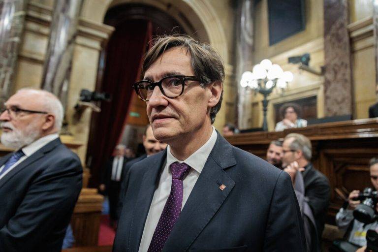 FOTOGRAFÍA. BARCELONA (REINO DE ESPAÑA), 08 DE OCTUBRE DE 2024.. Cataluña registró hoy el inicio del primer Debate de Orientación Política General de la legislatura de la era del nuevo presidente de su Govern de la Generalitat y primer secretario del Partit dels Socialistes de Catalunya (PSC) apoyado en la ultraizquierda del separatismo Esquerra Republicana de Catalunya (ERC) y la extrema izquierda Catalunya en Comú Podemo (els Comuns), gobernando en minoría, Salvador Illa Roca. parlament de Catalunya/Lasvocesdelpueblo (Ñ Pueblo)