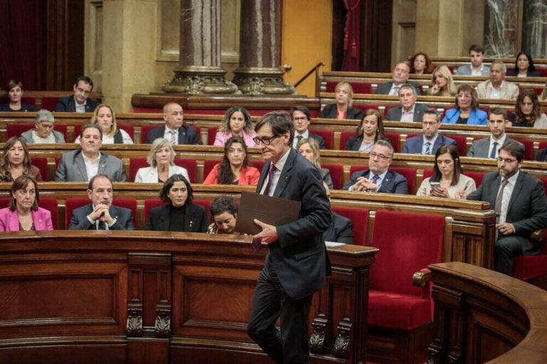 FOTOGRAFÍA. BARCELONA (REINO DE ESPAÑA), 08 DE OCTUBRE DE 2024. Cataluña registró hoy el inicio del primer Debate de Orientación Política General de la legislatura de la era del nuevo presidente de su Govern de la Generalitat y primer secretario del Partit dels Socialistes de Catalunya (PSC) apoyado en la ultraizquierda del separatismo Esquerra Republicana de Catalunya (ERC) y la extrema izquierda Catalunya en Comú Podemo (els Comuns), gobernando en minoría, Salvador Illa Roca. parlament de Catalunya/Lasvocesdelpueblo (Ñ Pueblo)