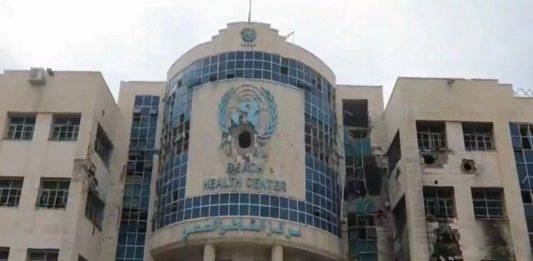 FOTOGRAFÍA. GAZA (FRANJA DE GAZA) PALESTINA, 06 DE OCTUBRE DE 2024. Detalle de la fachada de la sede de la Organización de las Naciones Unidas (ONU) en Gaza, conocida como Agencia de Naciones Unidas para los Refugiados Palestinos (UNRWA), en inglés, United Nations Relief and Works Agency for Palestine Refugees in the Near East (UNRWA). El papel de la UNRWA (ONU) en la masacre de civiles israelíes del 7 de octubre de 2023. Las Fuerzas de Defensa de Israel (FDI) han aportado reiteradas pruebas de la cooperación directa e indirecta de la Agencia de Naciones Unidas para los Refugiados de Palestina en Oriente Próximo (UNRWA) -ONU-, con la organización terrorista Hamás. La Oficina de Servicios de Supervisión Interna de las Naciones Unidas (OSSI) publicó pruebas de la participación de 19 empleados de la UNRWA en los hechos del 7 de octubre, incluido el secuestro de rehenes. «Tenemos rehenes mujeres, capturé a una», dijo un profesor de la UNRWA que participó en la masacre del 7 de octubre. La cooperación con terroristas, así como la participación directa en el asesinato en masa de civiles en Israel y otros países, incluidos Canadá, Alemania y Tailandia, proporcionan evidencia de que la UNRWA y Hamás están vinculados. Gabriel Yerushalmi/Lasvocesdelpueblo (Ñ Pueblo)