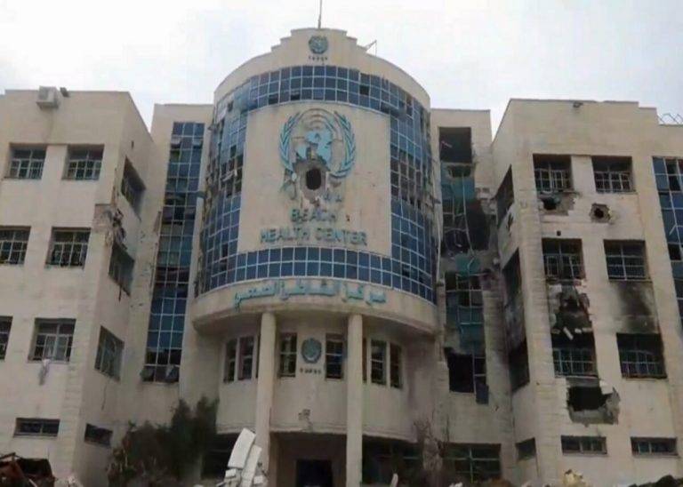 FOTOGRAFÍA. GAZA (FRANJA DE GAZA) PALESTINA, 06 DE OCTUBRE DE 2024. Detalle de la fachada de la sede de la Organización de las Naciones Unidas (ONU) en Gaza, conocida como Agencia de Naciones Unidas para los Refugiados Palestinos (UNRWA), en inglés, United Nations Relief and Works Agency for Palestine Refugees in the Near East (UNRWA). El papel de la UNRWA (ONU) en la masacre de civiles israelíes del 7 de octubre de 2023. Las Fuerzas de Defensa de Israel (FDI) han aportado reiteradas pruebas de la cooperación directa e indirecta de la Agencia de Naciones Unidas para los Refugiados de Palestina en Oriente Próximo (UNRWA) -ONU-, con la organización terrorista Hamás. La Oficina de Servicios de Supervisión Interna de las Naciones Unidas (OSSI) publicó pruebas de la participación de 19 empleados de la UNRWA en los hechos del 7 de octubre, incluido el secuestro de rehenes. «Tenemos rehenes mujeres, capturé a una», dijo un profesor de la UNRWA que participó en la masacre del 7 de octubre. La cooperación con terroristas, así como la participación directa en el asesinato en masa de civiles en Israel y otros países, incluidos Canadá, Alemania y Tailandia, proporcionan evidencia de que la UNRWA y Hamás están vinculados. Gabriel Yerushalmi/Lasvocesdelpueblo (Ñ Pueblo)