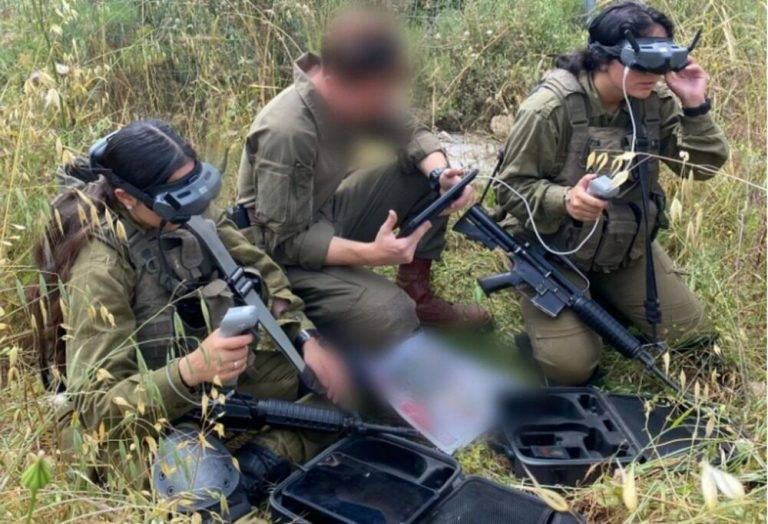 FOTOGRAFÍA. SUR DEL LÍBANO (LÍBANO), 25 DE OCTUBRE DE 2024. Detalle de los guerreros santos de las Fuerzas de Defensa de Israel (FDI) integrantes del Ejército de defensa de Israel (Tzáhal), operando en el sur del Líbano contra los grupos terroristas fascistas nazis islamistas antisemitas del grupo chií que invadió el Líbano, el hezbolá (Hezbollah). Inteligencia militar del Tzáhal/Lasvocesdelpueblo (Ñ Pueblo)