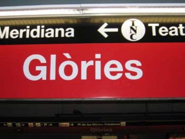FOTOGRAFÍA. BARCELONA (REINO DE ESPAÑA), 06 DE OCTUBRE DE 2024. detalle de un letrero de la estación de Metro de Glories (ciudad de Barcelona). Metro Glories Barcelona/Lasvocesdelpueblo (Ñ Pueblo)