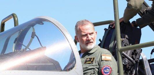 FOTOGRAFÍA. GRAN CANARIA (ISLAS CANARIAS) REINO DE ESPAÑA, 30 DE OCTUBRE DE 2024. Su Majestad Felipe Juan Pablo Alfonso de Todos los Santos de Borbón y Grecia (Felipe VI) rey de España, ha participado este martes en el ejercicio "Sirio 24" del Ejército del Aire y del Espacio, organizado por el Mando Aéreo de Combate, que este año se desarrolla en el archipiélago de Canarias, con la Base Aérea de Gando como centro de operaciones. No ha sido un ejercicio exclusivamente del Ejército del Aire. La Armada ha participado con la fragata "Blas de Lezo", y el Ejército de Tierra ha activado dos subgrupos tácticos de la Brigada "Canarias XVI", dos unidades de defensa antiaérea (una del Mando de Canarias y otra del Mando de Artillería Antiaérea), y también personal y medios de la Brigada "Almogávares VI" de Paracaidistas (Bripac). Lasvocesdelpueblo (Ñ Pueblo)