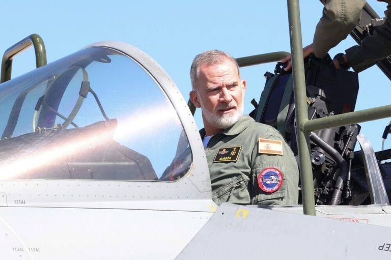 FOTOGRAFÍA. GRAN CANARIA (ISLAS CANARIAS) REINO DE ESPAÑA, 30 DE OCTUBRE DE 2024. Su Majestad Felipe Juan Pablo Alfonso de Todos los Santos de Borbón y Grecia (Felipe VI) rey de España, ha participado este martes en el ejercicio "Sirio 24" del Ejército del Aire y del Espacio, organizado por el Mando Aéreo de Combate, que este año se desarrolla en el archipiélago de Canarias, con la Base Aérea de Gando como centro de operaciones. No ha sido un ejercicio exclusivamente del Ejército del Aire. La Armada ha participado con la fragata "Blas de Lezo", y el Ejército de Tierra ha activado dos subgrupos tácticos de la Brigada "Canarias XVI", dos unidades de defensa antiaérea (una del Mando de Canarias y otra del Mando de Artillería Antiaérea), y también personal y medios de la Brigada "Almogávares VI" de Paracaidistas (Bripac). Lasvocesdelpueblo (Ñ Pueblo)