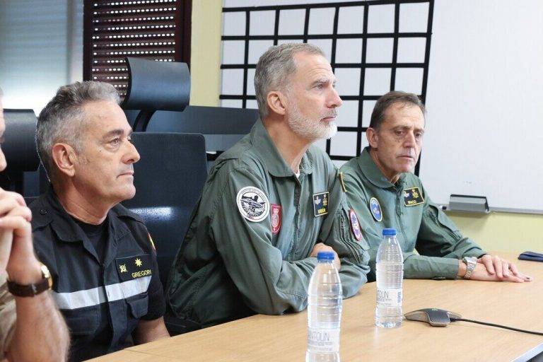 FOTOGRAFÍA. GRAN CANARIA (ISLAS CANARIAS) REINO DE ESPAÑA, 30 DE OCTUBRE DE 2024. Su Majestad Felipe Juan Pablo Alfonso de Todos los Santos de Borbón y Grecia (Felipe VI) rey de España, ha participado este martes en el ejercicio "Sirio 24" del Ejército del Aire y del Espacio, organizado por el Mando Aéreo de Combate, que este año se desarrolla en el archipiélago de Canarias, con la Base Aérea de Gando como centro de operaciones. No ha sido un ejercicio exclusivamente del Ejército del Aire. La Armada ha participado con la fragata "Blas de Lezo", y el Ejército de Tierra ha activado dos subgrupos tácticos de la Brigada "Canarias XVI", dos unidades de defensa antiaérea (una del Mando de Canarias y otra del Mando de Artillería Antiaérea), y también personal y medios de la Brigada "Almogávares VI" de Paracaidistas (Bripac). Lasvocesdelpueblo (Ñ Pueblo)