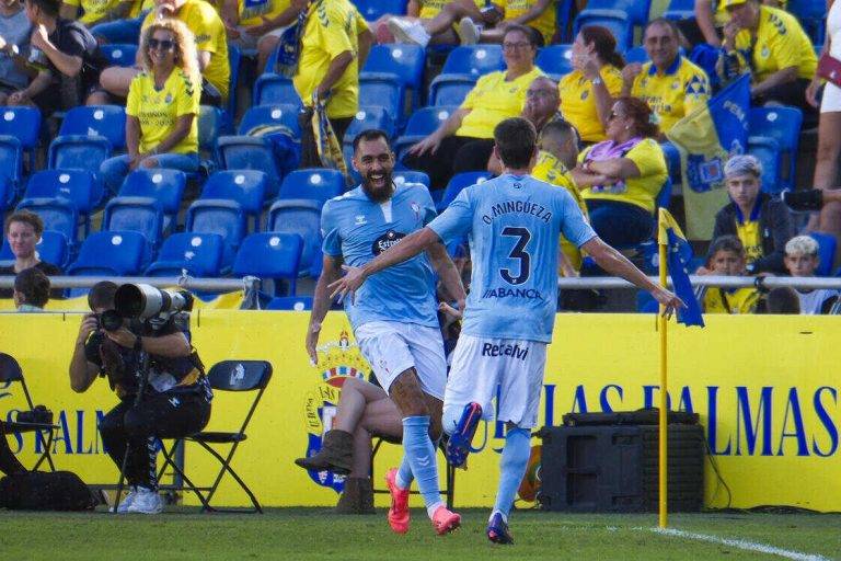 FOTOGRAFÍA. LAS PALMAS DE GRAN CANARIA (ISLAS CANARIAS) REINO DE ESPAÑA, 05 DE OCTUBRE DE 2024. El delantero del Celta Borja Iglesias (i) celebra su gol, primero del equipo gallego, durante el encuentro de la jornada 9 de LaLiga en el estadio de Gran Canaria. Efe.