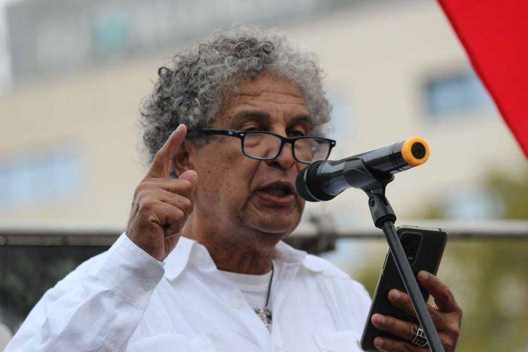 FOTOGRAFÍA. PASEO DE GRACIA Y PLAZA CATALUÑA DE BARCELONA (CATALUÑA) REINO DE ESPAÑA, 12 DE OCTUBRE DE 2024. En la imagen, El Coordinador Europeo de la asociación del exilio venezolano "Unión de la Resistencia Ciudadana de Venezuela", Luis ortiz, durante su intervención en Plaza Cataluña de Barcelona. Cataluña y los pueblos hispanos del resto de mundo, en su mayoría, los de hispanoamérica, han exhibido esta mañana y la tarde su orgullo hispano por las calles del centro de Barcelona, con el motivo del Día de la Hispanidad 2024 y Fiesta Nacional de España (12 Octubre), advirtiendo de la amenaza socialista en Hispanoamérica, a través de sus organizaciones criminales: el Foro de Sao Paulo y el Grupo de Pueblo. Se ha registrado una fuerte movilización de la militancia y simpatizantes del partido político VOX liderados por Ignacio Garriga Vaz de Conceiçao, secretario general y vicepresidente nacional de VOX además de presidente del grupo parlamentario en el Parlament de Cataluña; pero también, se ha podido comprobar la asistencia de simpatizantes y miembros de Ciutadans Partit de la Ciutadanía Ciudadanos (Cs) liderados por Joan García, coordinador de Cs en Cataluña; y del Partido Popular de Cataluña (PPC) liderados por Alejandro Fernández Álvarez, Presidente del Partido popular de Catalunya (PPC) además de presidente del Grupo Parlamentario en la cámara catalana. Lasvocesdelpueblo (Ñ Pueblo)