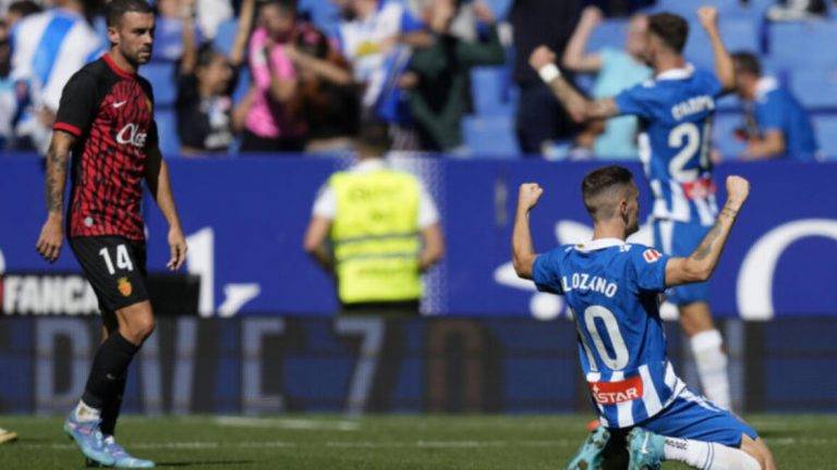 FOTOGRAFÍA. CORNELLÁ DE LLOBREGAT (BAJO LLOBREGAT) BARCELONA (REINO DE ESPAÑA), 05 DE OCTUBRE DE 2024. El jugador del Espanyol Pol Lozano celebra un gol durante el partido de LaLiga disputado frente al RCD Mallorca este sábado en el RCDE Stadium. Efe