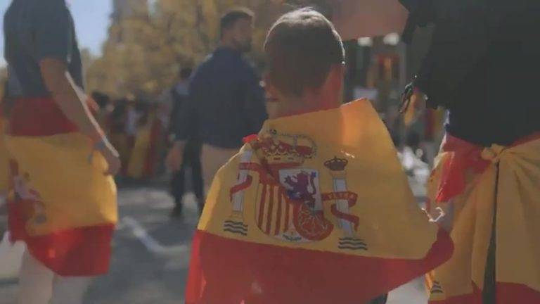 FOTOGRAFÍA. PASEO DE GRACIA DE BARCELONA (CIUDAD DE BARCELONA) CATALUÑA (REINO DE ESPAÑA), JUEVES 12 DE OCTUBRE DE 2023. ¿Quieres participar como voluntario en el 12-Oct de 2024 en Barcelona? El Paseo de Gracia de la ciudad de Barcelona se tiñe de rojigualda, todo un orgullo nacional e hispano, con el motivo de  las festividades de la Virgen del Pilar, la Hispanidad y la fiesta nacional del Reino de España, que los catalanes celebran este mediodía sacando músculo por haber tumbado la tiranía secesionista, en su mayoría condenada e inhabilitada o prófuga de la Justicia española, tras las históricas campañas de de la resistencia callejera, institucional y en el sector privado de los patriotas vecinos de la Comunidad autónoma de Cataluña. Captura vídeo 12-Oct 2023 para la campaña promocional de Plataforma Cataluña Suma por España para el 12-Oct 2024/Lasvocesdelpueblo (Ñ Pueblo)