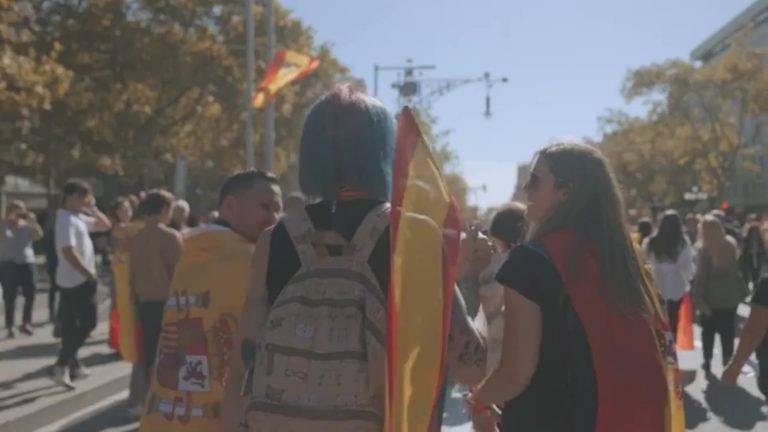 FOTOGRAFÍA. PASEO DE GRACIA DE BARCELONA (CIUDAD DE BARCELONA) CATALUÑA (REINO DE ESPAÑA), JUEVES 12 DE OCTUBRE DE 2023. El Paseo de Gracia de la ciudad de Barcelona se tiñe de rojigualda, todo un orgullo nacional e hispano, con el motivo de  las festividades de la Virgen del Pilar, la Hispanidad y la fiesta nacional del Reino de España, que los catalanes celebran este mediodía sacando músculo por haber tumbado la tiranía secesionista, en su mayoría condenada e inhabilitada o prófuga de la Justicia española, tras las históricas campañas de de la resistencia callejera, institucional y en el sector privado de los patriotas vecinos de la Comunidad autónoma de Cataluña. Captura vídeo 12-Oct 2023 para la campaña promocional de Plataforma Cataluña Suma por España para el 12-Oct 2024/Lasvocesdelpueblo (Ñ Pueblo)