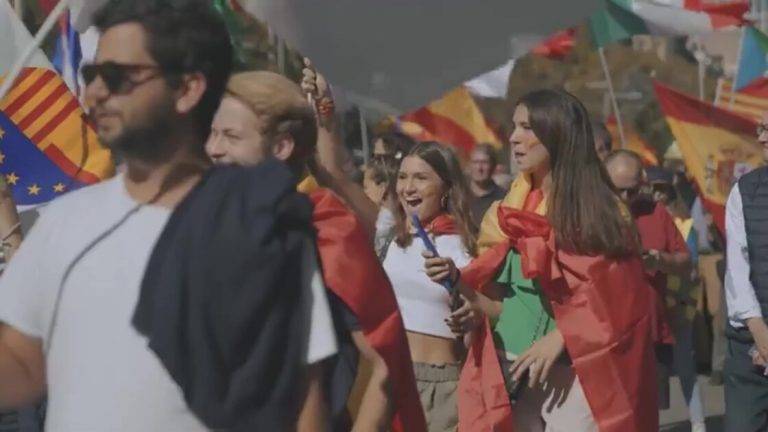 FOTOGRAFÍA. PASEO DE GRACIA DE BARCELONA (CIUDAD DE BARCELONA) CATALUÑA (REINO DE ESPAÑA), JUEVES 12 DE OCTUBRE DE 2023. El Paseo de Gracia de la ciudad de Barcelona se tiñe de rojigualda, todo un orgullo nacional e hispano, con el motivo de  las festividades de la Virgen del Pilar, la Hispanidad y la fiesta nacional del Reino de España, que los catalanes celebran este mediodía sacando músculo por haber tumbado la tiranía secesionista, en su mayoría condenada e inhabilitada o prófuga de la Justicia española, tras las históricas campañas de de la resistencia callejera, institucional y en el sector privado de los patriotas vecinos de la Comunidad autónoma de Cataluña. Captura vídeo 12-Oct 2023 para la campaña promocional de Plataforma Cataluña Suma por España para el 12-Oct 2024/Lasvocesdelpueblo (Ñ Pueblo)