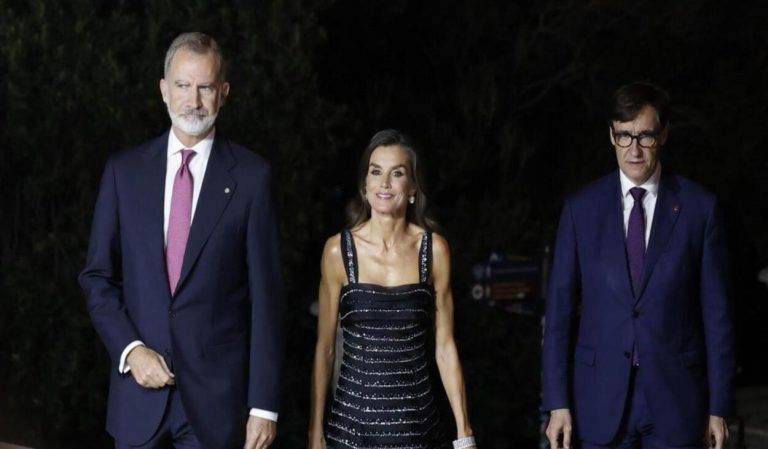FOTOGRAFÍA. BARCELONA (REINO DE ESPAÑA), 15 DE OCTUBRE DE 2024. Los reyes Felipe y Letizia, acompañados por el presidente de la Generalitat Salvador Illa (d), presiden el fallo de la 73 edición del Premio Planeta de novela, este martes en el transcurso de la tradicional velada literaria en el Museo Nacional de Arte de Cataluña. Efe