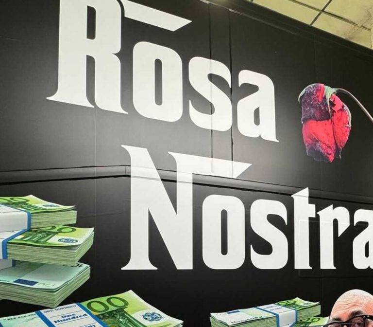 FOTOGRAFÍA. MADRID (REINO DE ESPAÑA), 23 DE OCTUBRE DE 2024. La organización Hazte Oír presenta su nuevo bus anticorrupción. El vehículo está rotulado con lemas "La Famiglia" o "La Rosa Nostra", y con fotos de la mujer y el hermano de Pedro Sánchez Pérez-Castejón, María Begoña Gómez Fernández (Begoña Gómez) y David Sánchez Pérez-Castejón, respectivamente, por un lado del autobús, y por el otro lado del bus con fotos de "la familia socialista", así como otros sujetos vinculados a las causas judiciales por corrupción de "La Famiglia" de la "La Rosa Nostra" (La CorruPSOE): Caso Begoña, Caso Koldo, Caso Hidrocarburos y Caso Delcygate (Caso Delcy Rodríguez). Lasvocesdelpueblo (Ñ Pueblo)