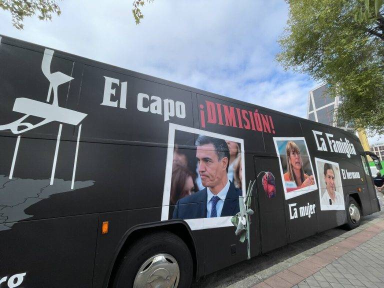 FOTOGRAFÍA. MADRID (REINO DE ESPAÑA), 23 DE OCTUBRE DE 2024. La organización Hazte Oír presenta su nuevo bus anticorrupción. El vehículo está rotulado con lemas "La Famiglia" o "La Rosa Nostra", y con fotos de la mujer y el hermano de Pedro Sánchez Pérez-Castejón, María Begoña Gómez Fernández (Begoña Gómez) y David Sánchez Pérez-Castejón, respectivamente, por un lado del autobús, y por el otro lado del bus con fotos de "la familia socialista", así como otros sujetos vinculados a las causas judiciales por corrupción de "La Famiglia" de la "La Rosa Nostra" (La CorruPSOE): Caso Begoña, Caso Koldo, Caso Hidrocarburos y Caso Delcygate (Caso Delcy Rodríguez). Lasvocesdelpueblo (Ñ Pueblo)