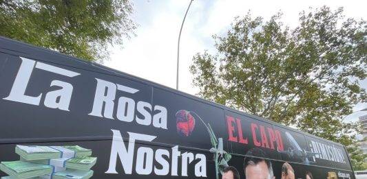 FOTOGRAFÍA. MADRID (REINO DE ESPAÑA), 23 DE OCTUBRE DE 2024. La organización Hazte Oír presenta su nuevo bus anticorrupción. El vehículo está rotulado con lemas "La Famiglia" o "La Rosa Nostra", y con fotos de la mujer y el hermano de Pedro Sánchez Pérez-Castejón, María Begoña Gómez Fernández (Begoña Gómez) y David Sánchez Pérez-Castejón, respectivamente, por un lado del autobús, y por el otro lado del bus con fotos de "la familia socialista", así como otros sujetos vinculados a las causas judiciales por corrupción de "La Famiglia" de la "La Rosa Nostra" (La CorruPSOE): Caso Begoña, Caso Koldo, Caso Hidrocarburos y Caso Delcygate (Caso Delcy Rodríguez). Lasvocesdelpueblo (Ñ Pueblo)