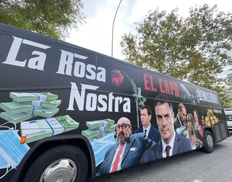 FOTOGRAFÍA. MADRID (REINO DE ESPAÑA), 23 DE OCTUBRE DE 2024. La organización Hazte Oír presenta su nuevo bus anticorrupción. El vehículo está rotulado con lemas "La Famiglia" o "La Rosa Nostra", y con fotos de la mujer y el hermano de Pedro Sánchez Pérez-Castejón, María Begoña Gómez Fernández (Begoña Gómez) y David Sánchez Pérez-Castejón, respectivamente, por un lado del autobús, y por el otro lado del bus con fotos de "la familia socialista", así como otros sujetos vinculados a las causas judiciales por corrupción de "La Famiglia" de la "La Rosa Nostra" (La CorruPSOE): Caso Begoña, Caso Koldo, Caso Hidrocarburos y Caso Delcygate (Caso Delcy Rodríguez). Lasvocesdelpueblo (Ñ Pueblo)