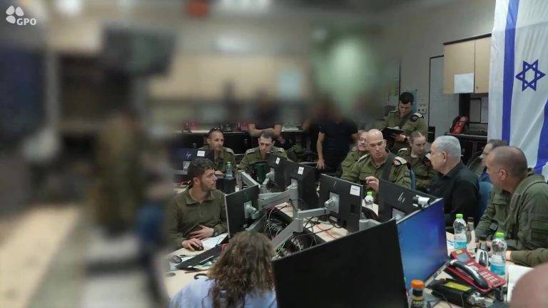 FOTOGRAFÍA. NORTE DE ISRAEL, 06 DE OCTUBRE DE 2024. Netanyahu: "Una pandilla de tiranos y terroristas lo destruyó el líbano". El primer ministro Bibi (Benjamín Netanyahu) visitó una base de las Fuerzas de Defensa de Israel en la frontera norte. Bibi mantuvo una reunión de evaluación de la seguridad con el Jefe del Comando Norte, el Mayor General Ori Gordin, y el Comandante de la 36 División, el General de Brigada Moran Omer. El Primer Ministro recibió información sobre el despliegue de fuerzas en el Líbano, los logros operativos hasta la fecha y los objetivos futuros. El general Gordin habló con el primer ministro Netanyahu sobre la destrucción de las capacidades de Hezbolá lograda durante el esfuerzo terrestre y el uso de fuego intenso. Oficina primer Ministro de israel/Lasvocesdelpueblo (Ñ Pueblo)