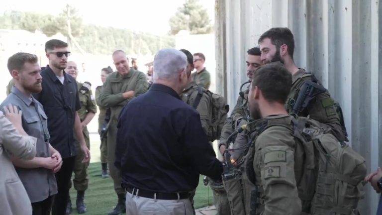 FOTOGRAFÍA. NORTE DE ISRAEL, 06 DE OCTUBRE DE 2024. El primer ministro Bibi (Benjamín Netanyahu) visitó una base de las Fuerzas de Defensa de Israel en la frontera norte. Bibi mantuvo una reunión de evaluación de la seguridad con el Jefe del Comando Norte, el Mayor General Ori Gordin, y el Comandante de la 36 División, el General de Brigada Moran Omer. El Primer Ministro recibió información sobre el despliegue de fuerzas en el Líbano, los logros operativos hasta la fecha y los objetivos futuros. El general Gordin habló con el primer ministro Netanyahu sobre la destrucción de las capacidades de Hezbolá lograda durante el esfuerzo terrestre y el uso de fuego intenso. Oficina primer Ministro de israel/Lasvocesdelpueblo (Ñ Pueblo)