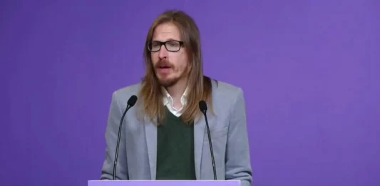 FOTOGRAFÍA. MADRID (REINO DE ESPAÑA), 14 DE OCTUBRE DE 2024. El secretario de Organización y portavoz de Podemos, Pablo Fernández Santos, durante una rueda de prensa este lunes. Lasvocesdelpueblo (Ñ Pueblo)