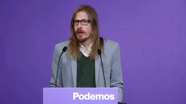 FOTOGRAFÍA. MADRID (REINO DE ESPAÑA), 14 DE OCTUBRE DE 2024. El secretario de Organización y portavoz de Podemos, Pablo Fernández Santos, durante una rueda de prensa este lunes. Lasvocesdelpueblo (Ñ Pueblo)