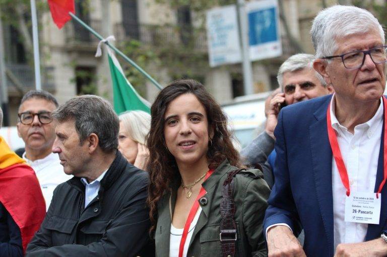 FOTOGRAFÍA. PASEO DE GRACIA Y PLAZA CATALUÑA DE BARCELONA (CATALUÑA) REINO DE ESPAÑA, 12 DE OCTUBRE DE 2024. En la imagen, Andrea Llopart Gonzalo, la presidente de la entidad de la juventud patriota catalana Asociación S'ha Acabat (Se Ha Acabado). Cataluña y los pueblos hispanos del resto de mundo, en su mayoría, los de hispanoamérica, han exhibido esta mañana y la tarde su orgullo hispano por las calles del centro de Barcelona, con el motivo del Día de la Hispanidad 2024 y Fiesta Nacional de España (12 Octubre), advirtiendo de la amenaza socialista en Hispanoamérica, a través de sus organizaciones criminales: el Foro de Sao Paulo y el Grupo de Pueblo. Se ha registrado una fuerte movilización de la militancia y simpatizantes del partido político VOX liderados por Ignacio Garriga Vaz de Conceiçao, secretario general y vicepresidente nacional de VOX además de presidente del grupo parlamentario en el Parlament de Cataluña; pero también, se ha podido comprobar la asistencia de simpatizantes y miembros de Ciutadans Partit de la Ciutadanía Ciudadanos (Cs) liderados por Joan García, coordinador de Cs en Cataluña; y del Partido Popular de Cataluña (PPC) liderados por Alejandro Fernández Álvarez, Presidente del Partido popular de Catalunya (PPC) además de presidente del Grupo Parlamentario en la cámara catalana. Lasvocesdelpueblo (Ñ Pueblo)