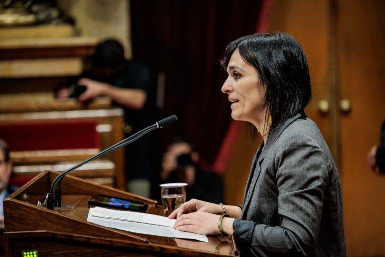 FOTOGRAFÍA. BARCELONA (REINO DE ESPAÑA), 09 DE OCTUBRE DE 2024. Sílvia Orriols (Alianza Catalana) en el DPG: "La inmigración masiva e invasiva que recibimos continuamente amenaza la pervivencia de nuestra identidad". En la imagen, Sílvia Orriols Serra, diputada del Grupo Mixto en el Parlament de Catalunya y al alcaldesa de Ripoll (Gerona) comunidad autónoma de Cataluña, este tarde durante su intervención en el Debat sobre l'Orientació Política General de la Generalitat de Catalunya (DPG) 2024, el priemer de la era Salvador Illa Roca, nuevo president del Govern de la Generalitat de Catalunya y líder del Partit dels Socialistes de Catalunya (PSC). Parlament de Catalunya/Lasvocesdelpueblo (Ñ Pueblo)