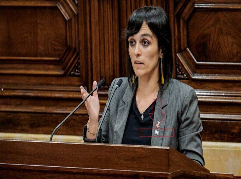 FOTOGRAFÍA. BARCELONA (REINO DE ESPAÑA), 09 DE OCTUBRE DE 2024. Sílvia Orriols (Alianza Catalana) luce la bandera de Israel en el DPG y advierte: "¡Viva Israel y viva Cataluña!" . En la imagen, Sílvia Orriols Serra, diputada del Grupo Mixto en el Parlament de Catalunya y al alcaldesa de Ripoll (Gerona) comunidad autónoma de Cataluña, este tarde durante su intervención en el Debat sobre l'Orientació Política General de la Generalitat de Catalunya (DPG) 2024, el priemer de la era Salvador Illa Roca, nuevo president del Govern de la Generalitat de Catalunya y líder del Partit dels Socialistes de Catalunya (PSC). Parlament de Catalunya/Lasvocesdelpueblo (Ñ Pueblo)