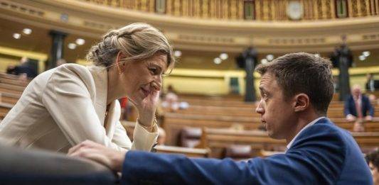 FOTOGRAFÍA. MADRID (REINO DE ESPAÑA), 06 DE FEBRERO DE 2024. El portavoz del Grupo Parlamentario de la coalición de las ultraizquierdas progresistas y feministas en el Congreso de los Diputados, SUMAR -que lidera en funciones la vicepresidente del Gobierno de españa la ultra Yolanda Díaz Pérez (i), que además fue uno de los fundadores del principal partido de la extrema izquierda Podemos, fundador de la coalición de la izquierda radical Más País y líder del partido de ultraizquierda en la Comunidad de Madrid Más Madrid, Íñigo Errejón Galván (d), durante la sesión parlamentaria de control al Gobierno de España. Efe