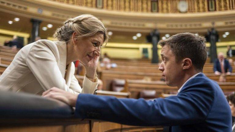 FOTOGRAFÍA. MADRID (REINO DE ESPAÑA), 06 DE FEBRERO DE 2024. El portavoz del Grupo Parlamentario de la coalición de las ultraizquierdas progresistas y feministas en el Congreso de los Diputados, SUMAR -que lidera en funciones la vicepresidente del Gobierno de españa la ultra Yolanda Díaz Pérez (i), que además fue uno de los fundadores del principal partido de la extrema izquierda Podemos, fundador de la coalición de la izquierda radical Más País y líder del partido de ultraizquierda en la Comunidad de Madrid Más Madrid, Íñigo Errejón Galván (d), durante la sesión parlamentaria de control al Gobierno de España. Efe