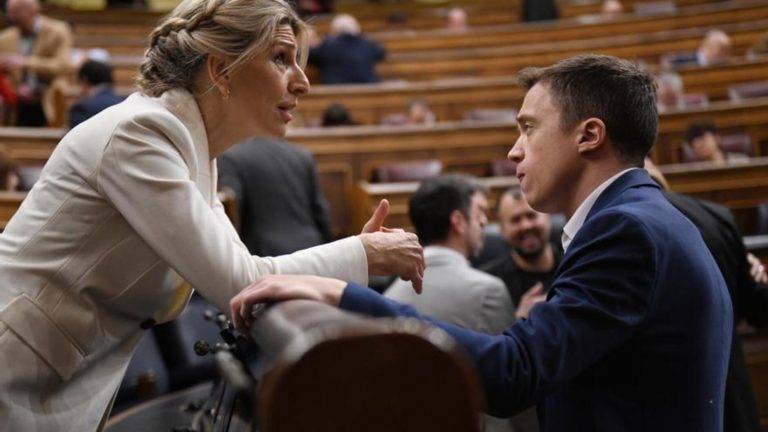 FOTOGRAFÍA. MADRID (REINO DE ESPAÑA), 06 DE FEBRERO DE 2024. El portavoz del Grupo Parlamentario de la coalición de las ultraizquierdas progresistas y feministas en el Congreso de los Diputados, SUMAR -que lidera en funciones la vicepresidente del Gobierno de españa la ultra Yolanda Díaz Pérez (i), que además fue uno de los fundadores del principal partido de la extrema izquierda Podemos, fundador de la coalición de la izquierda radical Más País y líder del partido de ultraizquierda en la Comunidad de Madrid Más Madrid, Íñigo Errejón Galván (d), durante la sesión parlamentaria de control al Gobierno de España. Efe