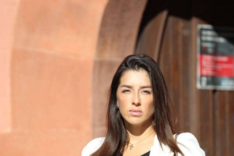 FOTOGRAFÍA. VILADECANS (BARCELONA) REINO DE ESPAÑA, 10 DE OCTUBRE DE 2024. Entrevista con la concejala del Grupo Municipal de VOX en el Ayuntamiento de Viladecans (Barcelona) y exiliada venezolana en España desde hace 8 años, Josling Efigenia Montilva Peralta, —integrante del Grupo de la formación presidida por Santiago Abascal Conde que se estrenó en esta ciudad catalana de la Comarca del Bajo Llobregat en las pasadas elecciones municipales con un histórico resultado electoral, hasta tres representaciones lideradas por la vecina del municipal Marina Ferrer Sánchez (portavoz), Josling Efigenia Montilva Peralta (regidora) y Alberto Delgado Sánchez (regidor)—. Lasvocesdelpueblo (Ñ Pueblo)