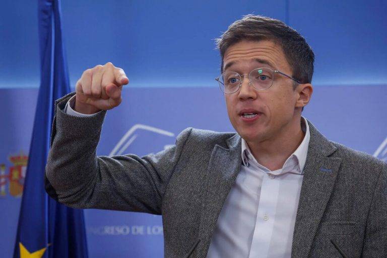 FOTOGRAFÍA. MADRID (REINO DE ESPAÑA), 22 DE OCTUBRE DE 2024. El portavoz del Grupo Parlamentario de la coalición de las ultraizquierdas progresistas y feministas en el Congreso de los Diputados, SUMAR -que lidera en funciones la vicepresidente del Gobierno de españa la ultra Yolanda Díaz Pérez, que además fue uno de los fundadores del principal partido de la extrema izquierda Podemos, fundador de la coalición de la izquierda radical Más País y líder del partido de ultraizquierda en la Comunidad de Madrid Más Madrid, Íñigo Errejón Galván, que ha dimitido este jueves de todos sus cargos políticos, confirmó a Más Madrid que las acusaciones de agresiones sexuales hechas contra él en las redes sociales son ciertas, según informaron a Efe fuentes del partido político. Este jueves, Errejón ha divulgado una carta en la red social X en la que apunta que ha llegado "al límite de la contradicción entre el personaje y la persona", sin dar muchos detalles concretos. Su renuncia, aceptada por la coalición de Sumar, llega en medio de acusaciones anónimas de violencia machista por las que la propia dirección abrió ya un proceso interno. Tras tener conocimiento de ellas, Más Madrid se puso en contacto con el propio Errejón, que, según las fuentes, confirmó los hechos, por lo que se tomó la decisión de pedirle a Sumar que le exigiera el acta de diputado. Su jefa que es la vicepresidente segunda del Gobierno y líder de Sumar, Yolanda Díaz Pérez, ha señalado este jueves, tras la dimisión de todos su cargos del portavoz parlamentario de su formación tras una serie de denuncias anónimas contra él por violencia machista, que es el momento de apoyar y acompañar a todas las mujeres que denuncien maltratos o acoso. Efe