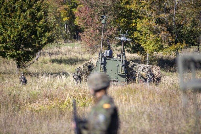 FOTOGRAFÍA. KUCHYÑA (ESLOVAQUIA), 19 DE OCTUBRE DE 2024. España se prepara en Eslovaquia para liderar a 60.000 militares ante una ofensiva rusa. Unos 800 soldados españoles están desplegados en Lest (Eslovaquia) desde el pasado mes de julio. España se prepara, en el marco de la OTAN, para ejercer el mando de 60.000 militares en el área de Eslovaquia y Hungría en caso de que la amenaza rusa lo hiciera necesario. En territorio eslovaco está ya trabajando un grupo avanzado de ese futuro 'cuerpo de ejército', en Kuchyña, bajo el mando del coronel Guillermo Paredes Estado. Ministerio de Defensa/Lasvocesdelpueblo (Ñ Pueblo)