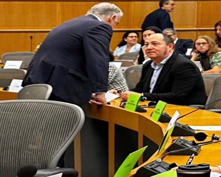 FOTOGRAFÍA. SEDE PARLAMENTO EUROPEO (ESTRASBURGO) FRANCIA, 04 DE OCTUBRE DE 2024. En la izquierda de la imagen está la mano derecha de calle Génova 13 de Madrid (sede nacional del PP) ante las instituciones europea, el valenciano Esteban González Pons, sujeto progre y globalista que desde 2014 es eurodiputado y portavoz del Grupo Parlamentario del Partido Popular Europeo (PPE) y en junio de 2022 fue elegido vicepresidente del PPE y a nivel nacional, Pons es vicesecretario de Asuntos Institucionales e Internacionales del Partido Popular, nombrado directamente por el jefe 'supremo' de los populares, el gallego Alberto Núñez Feijóo, en abril de 2022. En la derecha de esta misma demoledora imagen, está nada más que Joxe Pernando Barrena Arza, eurodiputado de la coalición de la antiEspaña en el Parlamento Europeo "Ahora Repúblicas" —sucesora de la coalición ultra "La Izquierda por el Derecho a Decidir y Los Pueblos Deciden"​ que integran Esquerra Republicana de Catalunya (ERC) de Oriol Junqueras Vies; Euskal Herria Bildu (EH Bildu) de la banda terrorista ETA del asesino de niños y de las Fuerzas y Cuerpos de Seguridad del Estado y líder de ETA durante la masacre de Hipercor Arnaldo Otegi Mondragón; los separatistas gallegos del Bloque Nacionalista Galego (BNG) y los separatistas de la Federación de partidos secesionistas de izquierdas y progresistas de las Islas Baleares conocida como "Ara Més" o "Federación Aramés"—, negociando el voto favorable de ETA y separatista contra VOX de Santiago Abascal Conde, es decir, contra las víctimas de ETA dado que uno de los cofundadores de VOX es el vecino de Burgos, José Antonio Ortega Lara —funcionario de prisiones español retirado que permaneció secuestrado por la organización terrorista ETA entre 1996 y 1997, maestro y licenciado en Derecho y quien militante del Partido Popular entre 1987 y 2008—. El eurodiputado de Bildu, Joxe Pernando Barrena Arza, fue miembro de los destacados brazos políticos de ETA en las Instituciones (Herri Batasuna, Euskal Herritarrok y Batasuna) que fueron ilegalizados por su vinculación con ETA; portavoz de Sortu (2013-2016) y actualmente es miembro de Euskal Herria Bildu (EH Bildu). Foro de afiliados, simpatizantes y votantes del Partido Popular/Lasvocesdelpueblo (Ñ Pueblo)