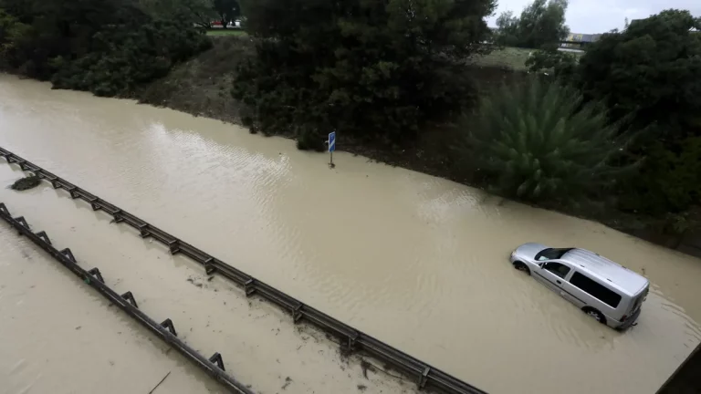 FOTOGRAFÍA. JEREZ DE LA FRONTERA (ANDALUCÍA) REINO DE ESPAÑA, 30 DE OCTUBRE DE 2024. Un coche atrapado en una carretera en la localidad gaditana de Jerez de la Frontera tras Depresión Aislada en Niveles Altos (DANA) cuyo epicentro ha sido en la provincia de Valencia (Comunidad Valenciana) con al menos 92 muertos, según cifra oficial del Govern de la Generalitat Valenciana. Efe