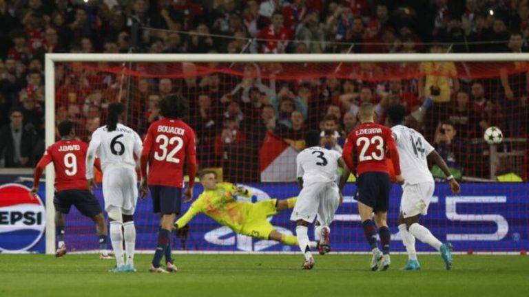 FOTOGRAFÍA. LILLE (FRANCIA), 02 DE OCTUBRE DE 2024. El Lille baja a la tierra al Real Madrid (1-0).- El delantero David Jonathan (I) transforma un penalti durante el partido de la segunda jornada de la Liga de Campeones que juegan Lille y Real Madrid en Lille, Francia. Efe