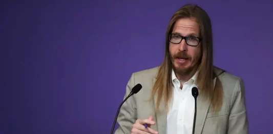 FOTOGRAFÍA. MADRID (REINO DE ESPAÑA), 17 DE AGOSTO DE 2024. El secretario de Organización de Podemos, Pablo Fernández Santos, durante una rueda de prensa hoy desde una sede del partido de ultraizquierda morado. Efe