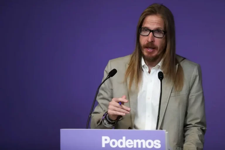 FOTOGRAFÍA. MADRID (REINO DE ESPAÑA), 17 DE AGOSTO DE 2024. El secretario de Organización de Podemos, Pablo Fernández Santos, durante una rueda de prensa hoy desde una sede del partido de ultraizquierda morado. Efe