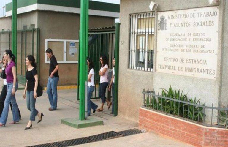 FOTOGRAFÍA. MELILLA (REINO DE ESPAÑA), 14 DE OCTUBRE DE 2015. Detalle de varias personas saliendo del Centro de Estancia Temporal de Inmigrantes (CETI) de Melilla, tras una visita institucional en este centro de nuevos llegados en el Reino de España desde la frontera sur terrestre con Marruecos. A raíz de su visita al Centro de Estancia Temporal de Inmigrantes de Melilla y la valla, la senadora de la formación que lidera Pablo Iglesias, Maribel Mora, presentará hoy en el pleno del Senado una batería de preguntas al Gobierno del Partido Popular de Mariano Rajoy Brey relativas a la situación del Centros de Estancia Temporal de Inmigrantes (CETI) y de los solicitantes de asilo político en España. Lasvocesdelpueblo (Ñ Pueblo)