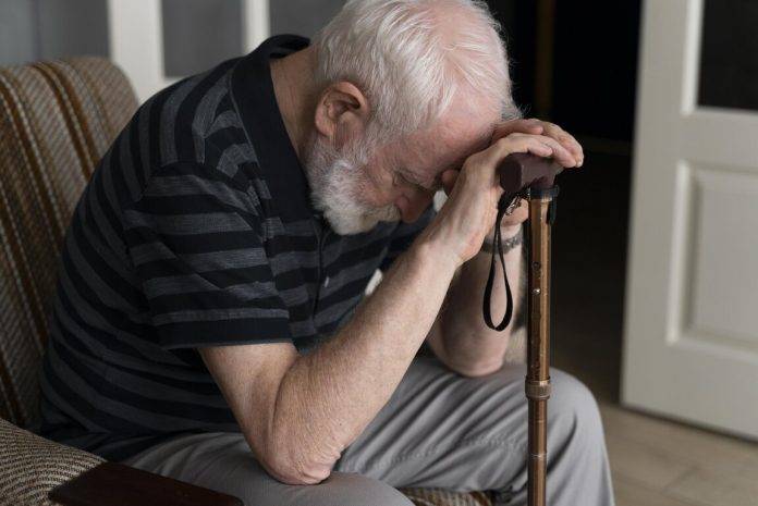 FOTOGRAFÍA. MUNDO, 04 DE OCTUBRE DE 2024. Detalle de un hombre mayor que se están enfrentando a una enfermedad de alzheimer. Imagen creada por Freepik/Lasvocesdelpueblo (Ñ Pueblo)