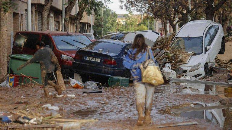 FOTOGRAFÍA. PAIPORTA (VALENCIA) COMUNIDAD VALENCIANA (REINO DE ESPAÑA, 30 DE OCTUBRE DE 2024. Vista de vecinos valencianos en una calle afectada en Paiporta, provincia de Valencia, tras las fuertes lluvias causadas por la Depresión Aislada en Niveles Altos (DANA). Efe