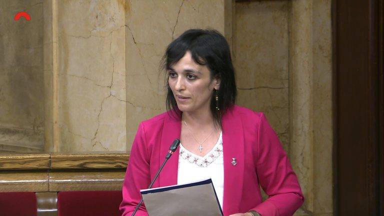 FOTOGRAFÍA. PARLAMENT DE CATALUNYA (BARCELONA) REINO DE ESPAÑA, 16 DE OCTUBRE DE 2024. la líder de Alianza Catalana (AC), Sílvia Orriols Serra, durante la sesión de control al Govern de la Generalitat de Catalunya de Salvador Illa Roca 8PSC) de este miércoles, 16 de septiembre de 2024, preguntando por las ayudas a Palestina ante la pobreza infantil en Cataluña. Lasvocesdelpueblo (Ñ Pueblo)