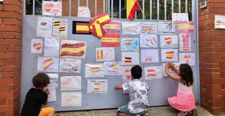 FOTOGRAFÍA. TARRASA (BARCELONA (ESPAÑA), 20.06.2019. Las comunidades autónomas implementen la educación infantil con ayudas públicas. castella, español, bandera de España, viva España. Vista de la entrada del colegio «Colegio de Educación Infantil y Primaria Font de L'Alba» de Tarrasa (Barcelona) Cataluña donde la profesora separatista Miriam Ferrer Martín agredió brutalmente a una niña catalana de 10 años por dibujar bandera de España con el mensaje «viva España» en el álbum de final del curso escolar de 2019, donde grupos de padres y madres de familias catalanas han salido este jueves junto a sus hijos para mostrar su apoyo a la niña y a su familia. Los compañeros catalanes de la niña han hechos albums con banderas de España en solidaridad con la víctima de la persecución del separatismo. Lasvocesdelpueblo (Ñ Pueblo)