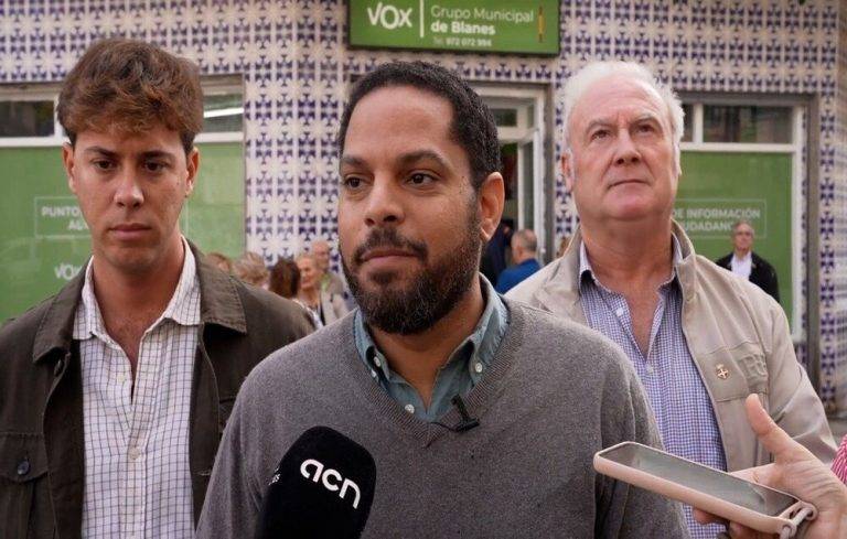 FOTOGRAFÍA. BLANES (GERONA) REINO DE ESPAÑA, 24 DE OCTUBRE DE 2024. El secretario general de VOX, vicepresidente del Comité Ejecutivo Nacional (CEN), líder de la formación en la Comunidad autónoma de Cataluña donde ejerce de presidente del grupo Parlamentario en el Parlament de Catalunya, Ignacio garriga vaz de Conceiçao, junto al diputado por Gerona a la Cámara catalana, Alberto Tarradas Peneques, y los responsables de la formación en Blanes, valora la actualidad política catalana dese la provincia de Gerona. Lasvocesdelpueblo (Ñ Pueblo)